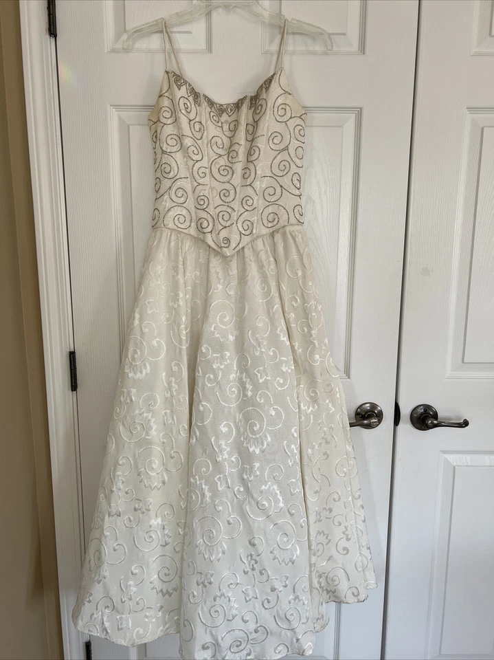 Corsé vintage hecho a medida marfil diseño con cuentas vestido de baile falda sin mangas pequeño Foto 3 de 4