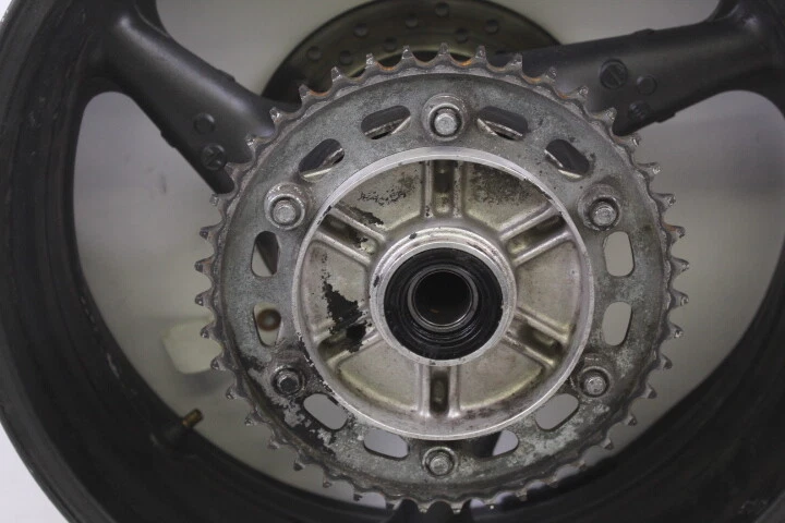 Honda CBR929RR CBR 929 RR 2000 rueda trasera/llanta con rotor de freno/buje de transmisión Foto 2 de 4