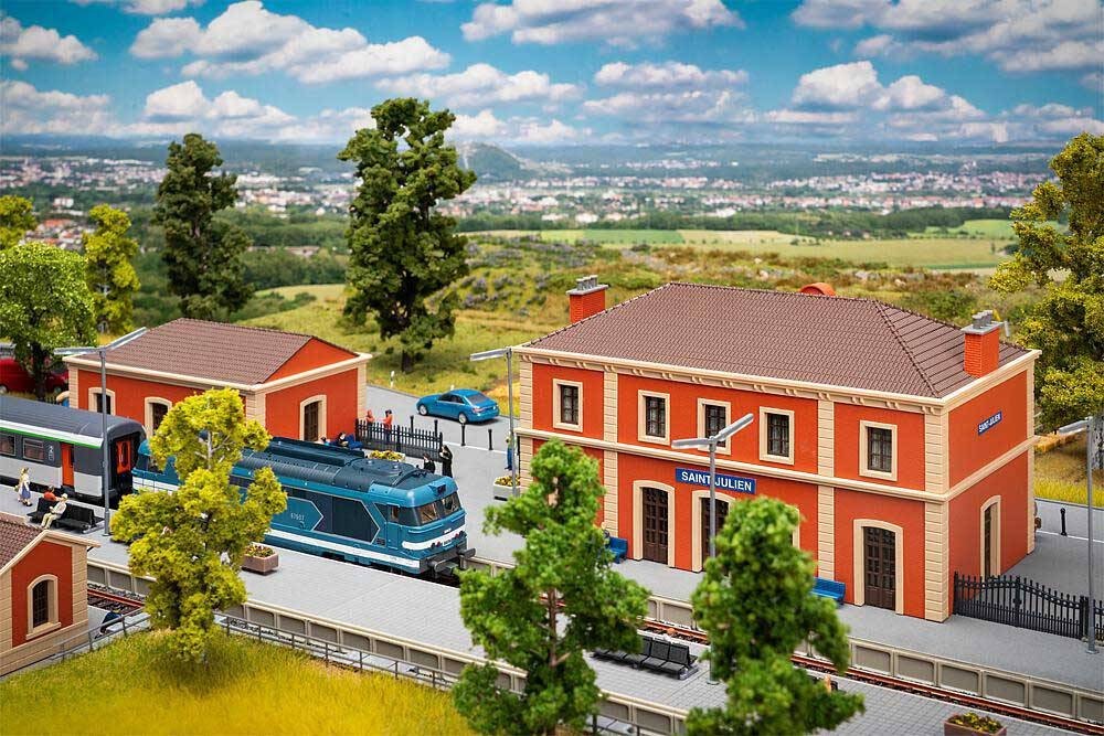 Coffret Gare Saint-Julien FALLER pour animer les décors de votre circuit HO