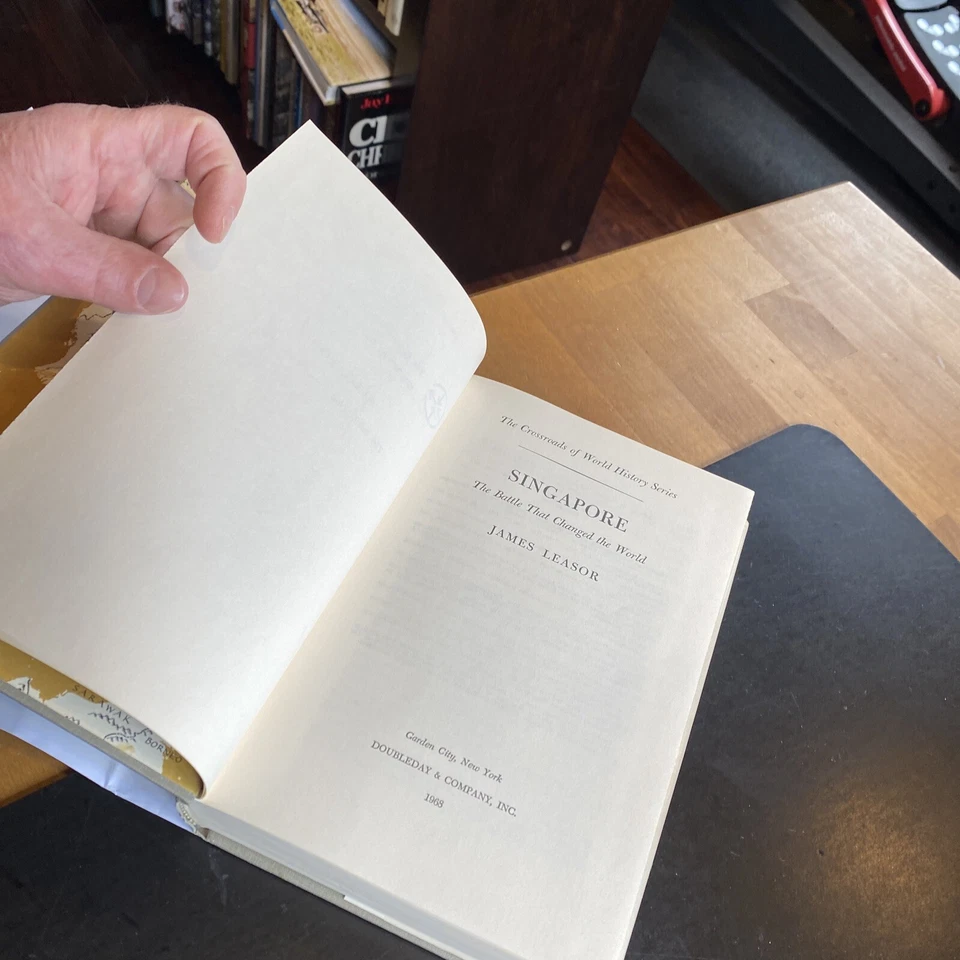 SINGAPORE : BATTLE CHANGED THE WORLD by James Leasor  Ed. Prescott 1968 hcdj 1st - Image 4 of 4