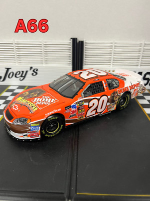 A66-TONY STEWART #20 HOME DEPOT MADAGASCAR 2005 MONTE CARLO STOCK CAR 1/204