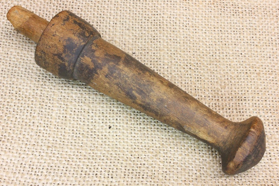 Antiguo gancho para coctelera de madera de pino de 1800 acabado primitivo de nogal oscuro Foto 2 de 4