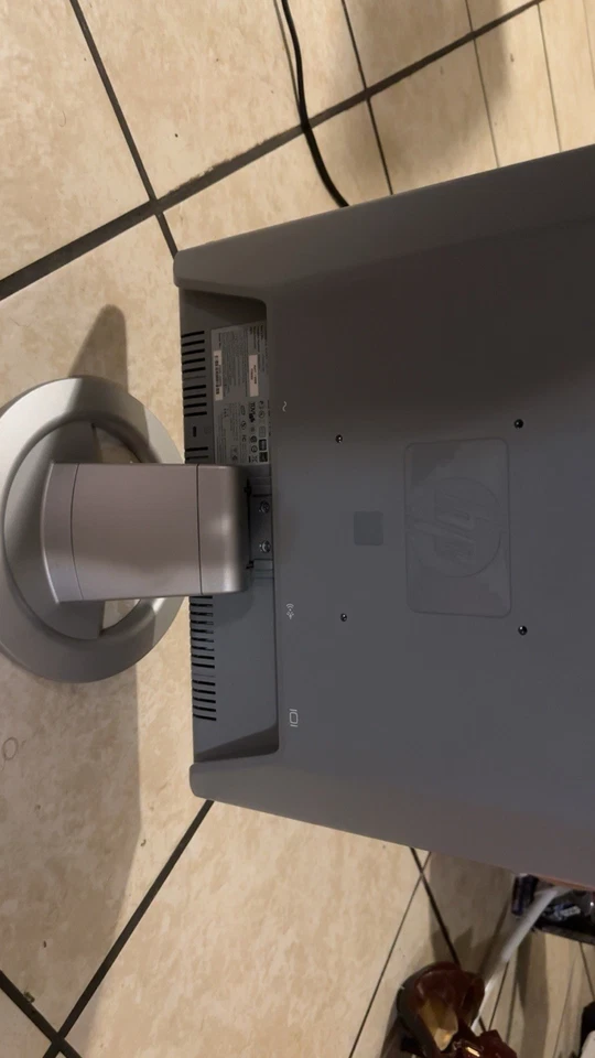 HP VS15 15" LCD VGA Monitor With Built In Speakers Gaming Retro Monitor No Cable - Image 2 of 3