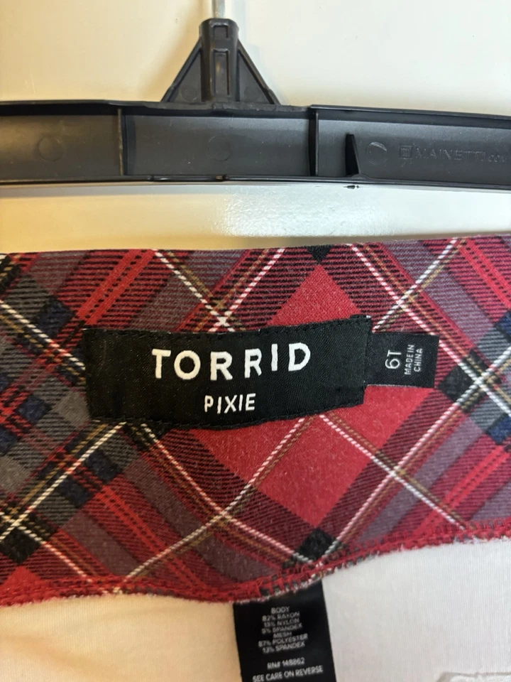 Pantalón de tiro alto Torrid talla grande 6T rojo bolsillo pixie ajustado estudio lujo ponte Foto 3 de 4