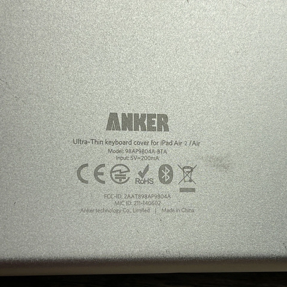 Cubierta de teclado ultrafina plateada Anker 98AP9804A-BTA para Apple iPad Air & Air 2 Foto 3 de 3