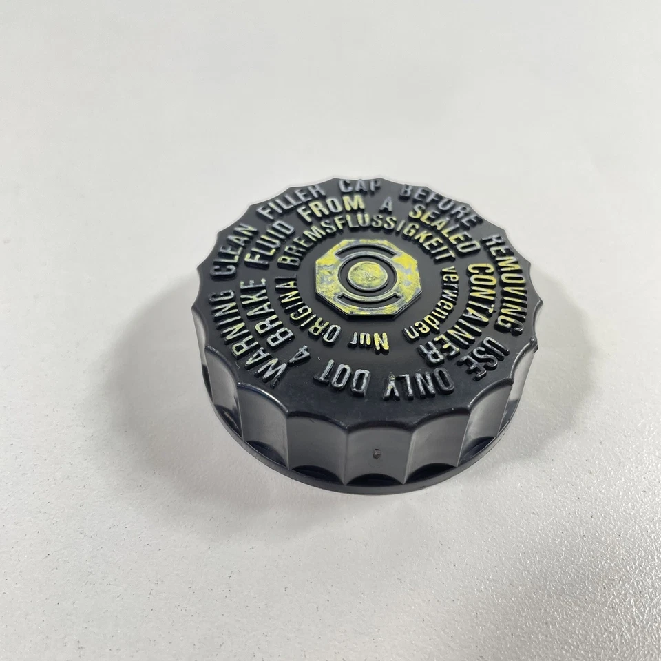 Tapa de depósito de líquido de frenos OEM NEGRA - VW Golf Jetta Cabrio / Audi A4 A6 100 200 Foto 2 de 4