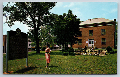 Warsaw, MO, Benton County Court House, Pretty Woman, Vintage Postcard