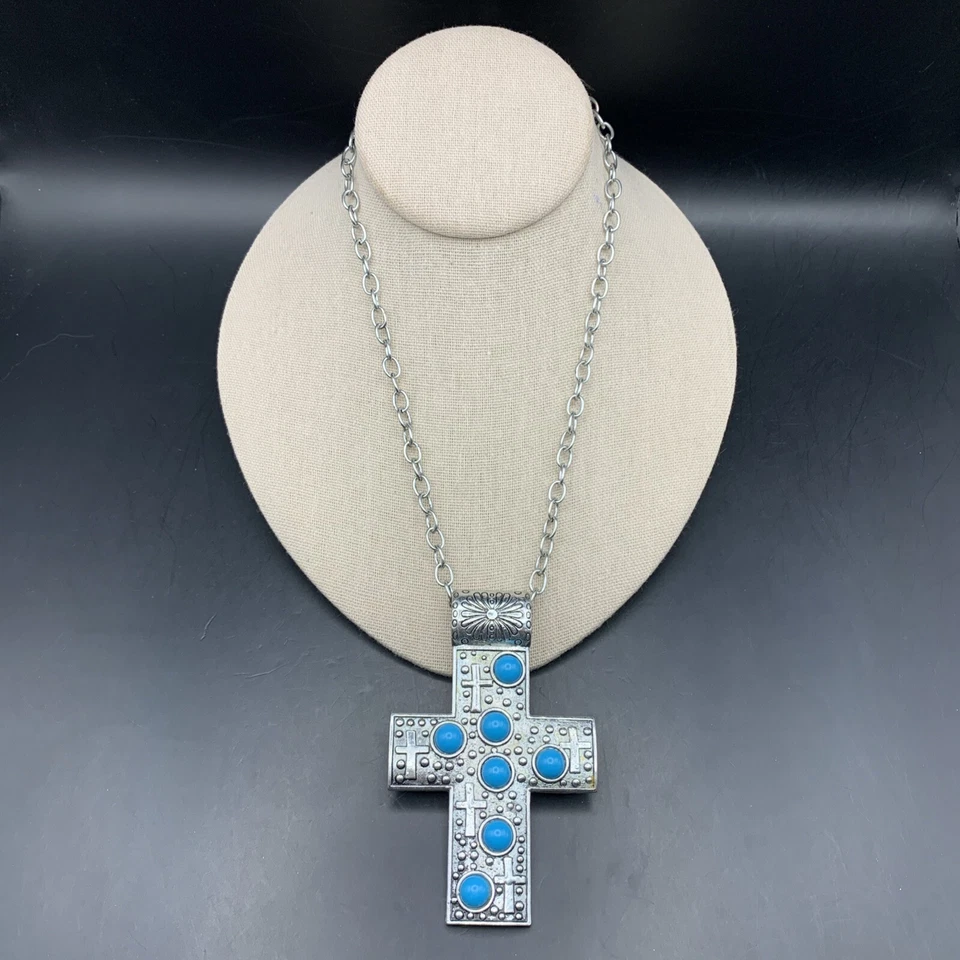 Collar Colgante Cruz Grande Tono Plata Texturizado Floral Acento Imitación Turquesa Foto 2 de 4
