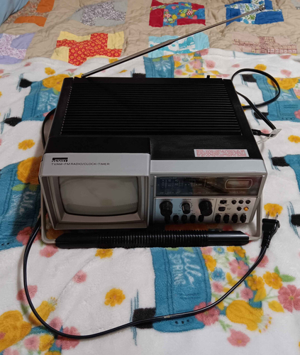 Vintage Montgomery Ward 5" Portable 1980 GEN11179B TV AM/FM Radio Clock Working - Picture 2 of 16