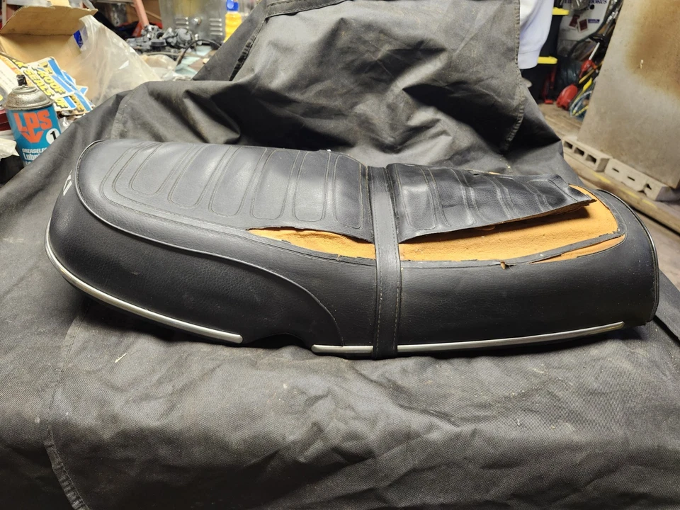Asiento original para motocicleta Suzuki GT 750 1972-1977 Water Buffalo. Foto 2 de 4