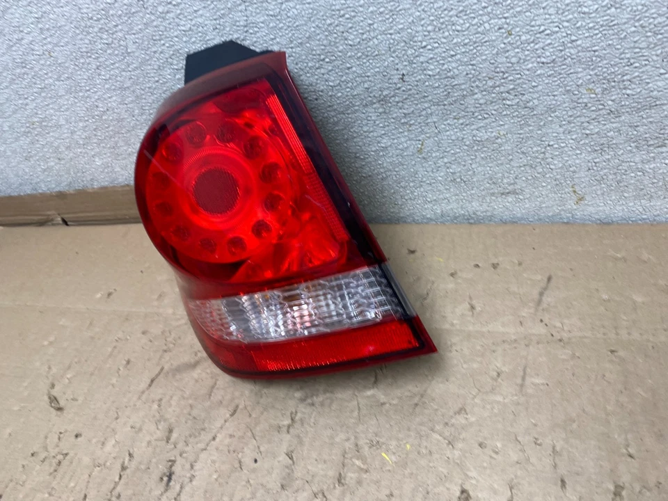Luz trasera lateral izquierda LED 2011-2020 Dodge Journey conductor OEM U6961 DW Foto 2 de 4