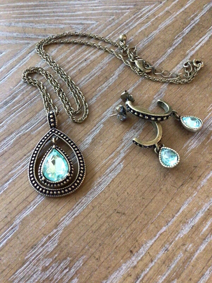 Conjunto de collar y pendientes Avon topacio tono lágrima azul y dorado Avon Foto 2 de 4