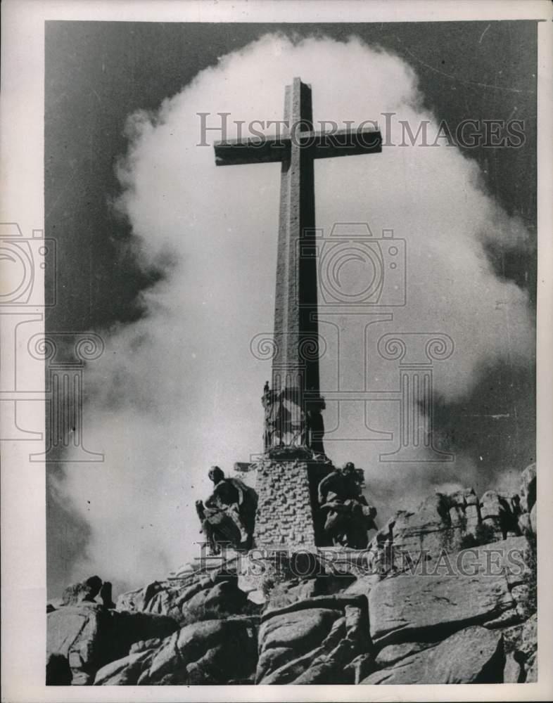 Foto de prensa 1954 cruz de 500 pies en "El Valle de los Muertos" en Madrid, España
