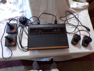 Vintage Atari Video Computer System 4 Controllers 2 Joysticks & 2 Paddles
