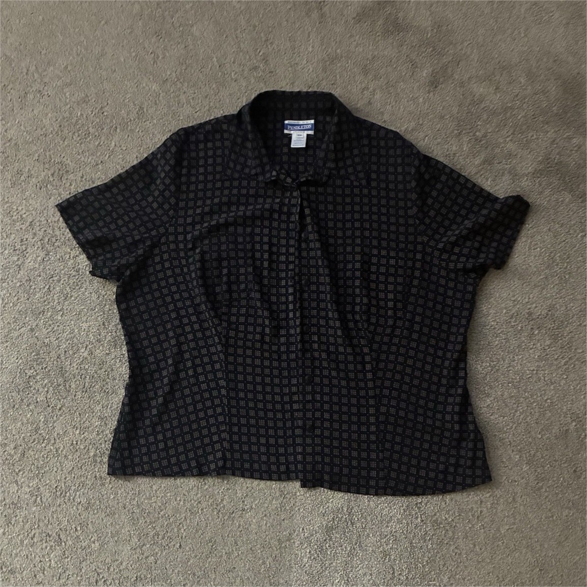Pendleton Plus 16W Black White Geometric Button F… - image 1