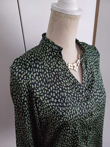 🍀 Schwarz-grün Gemusterte Satin Bluse 😍 V-Ausschnitt Knöpfe Business... - Bild 5 von 7
