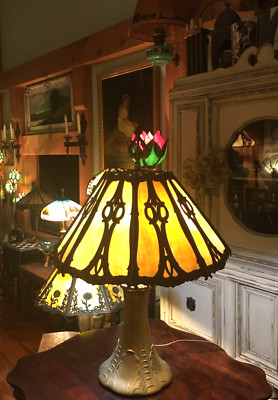 ANTIQUE B&H Bradley & Hubbard  METAL OVERLAY 8 PANEL  SLAG GLASS TABLE LAMP