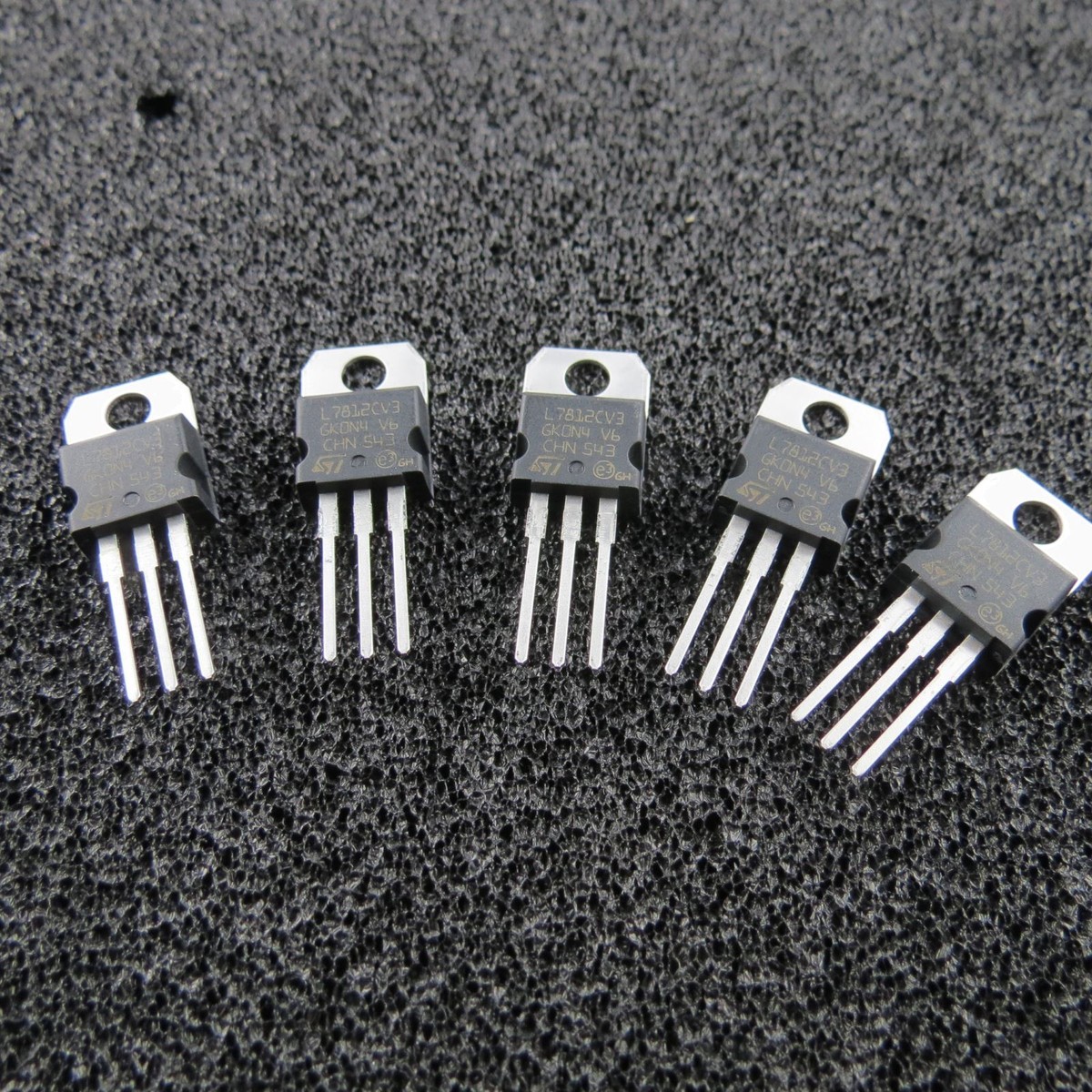 10x Spannungsregler 7912 – 12V 1A L7912CV Von STM Im TO220 Gehäuse