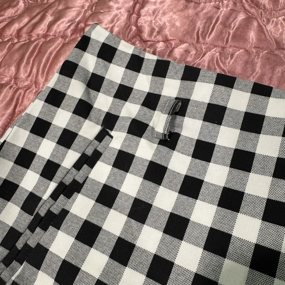 Pantalones Cortos Alythea Gingham Cuadros Blanco y Negro Tiro Alto Talla Mediana De Colección Foto 3 de 4