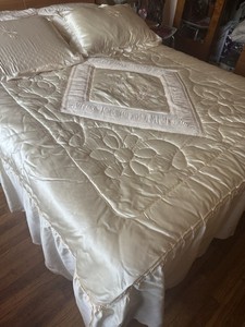 Beige Solid Quilted Quilt Queen 90x90 Polyester Satin Look Traditional