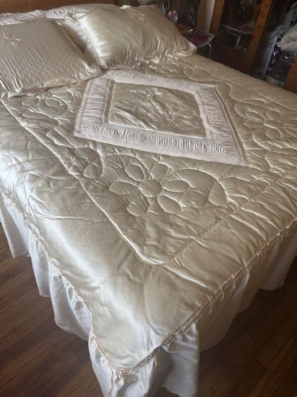 Beige Solid Quilted Quilt Queen 90x90 Polyester Satin Look Traditional