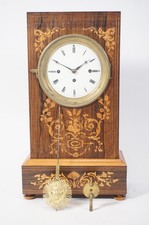 Antico orologio a pendolo da tavolo Biedermeier movimento a percussione legno intarsiato