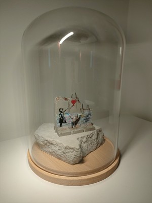 Banksy Walled Off Hotel Skulptur Mädchen mit Ballon Street Art Graffiti