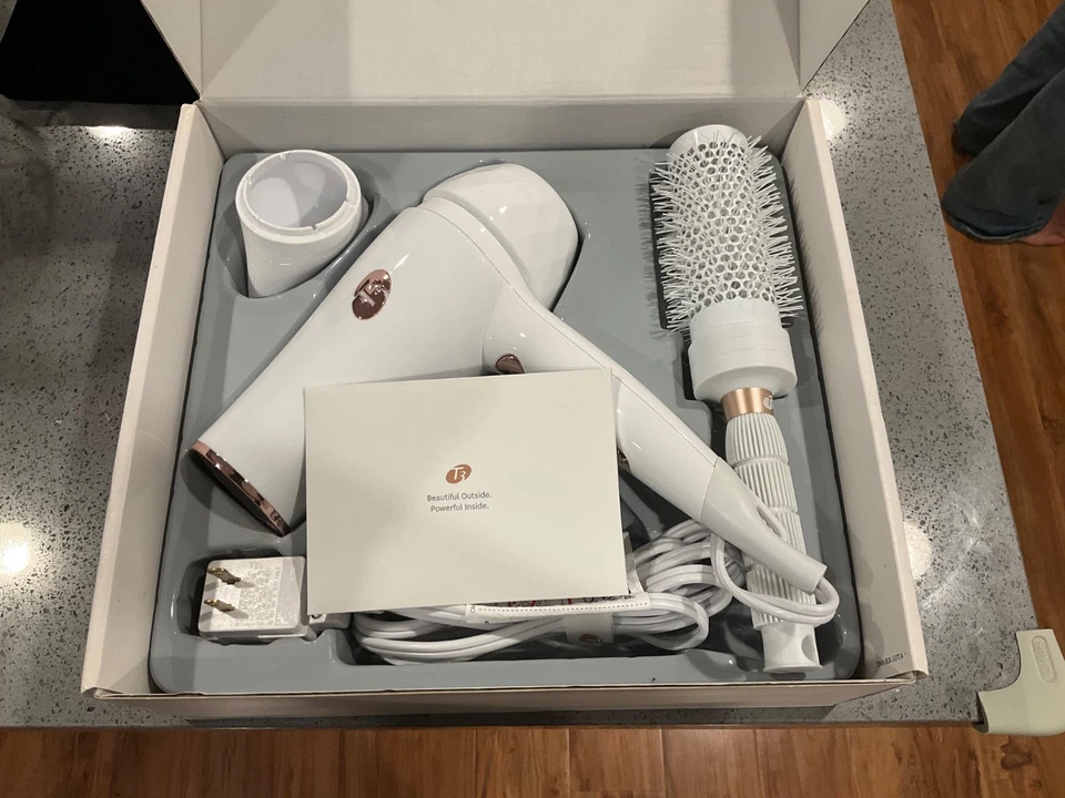 T3 Featherweight Luxe 2i Hair Dryer with Brush- New - White - Image 3 of 4