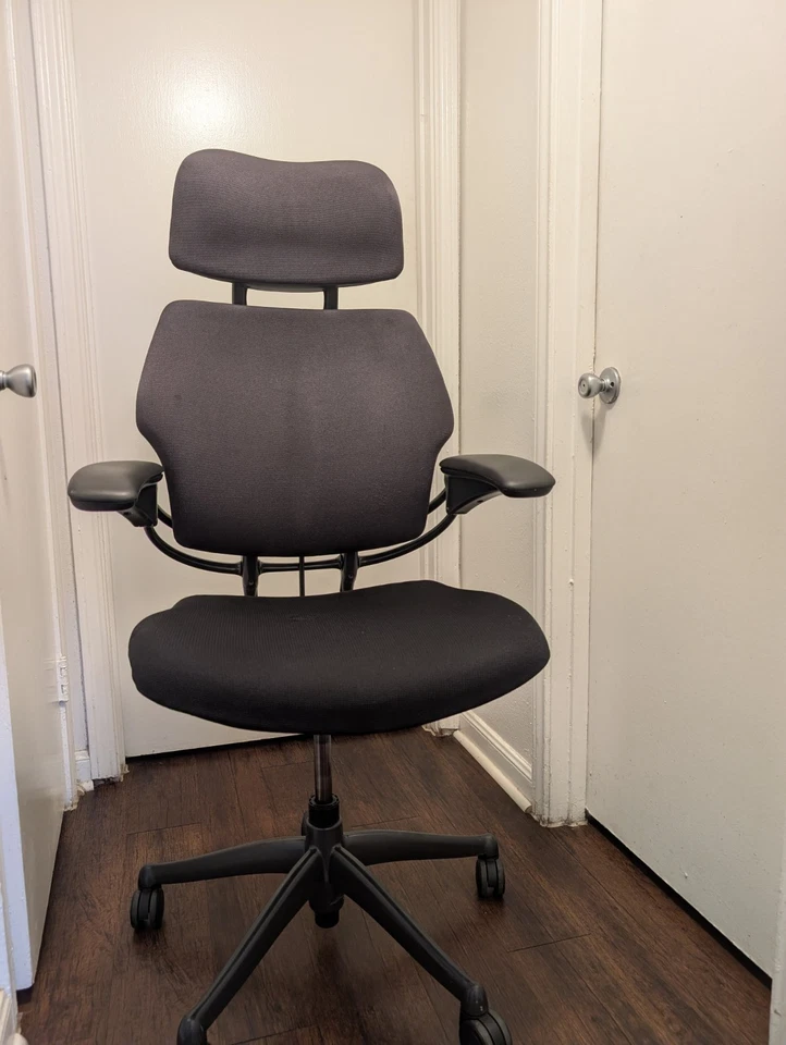 Humanscale Freedom con reposacabezas - Tela negra  Foto 2 de 4