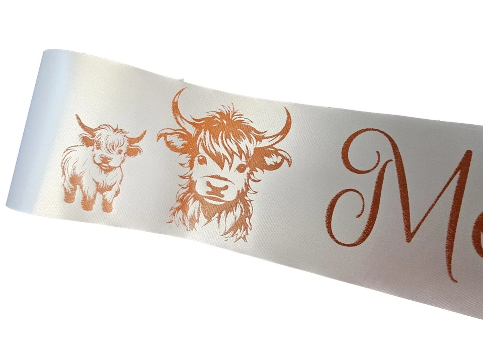 Broche de bebê Highland Cow Mommy to Be Sash com strass - Imagem 3 de 4