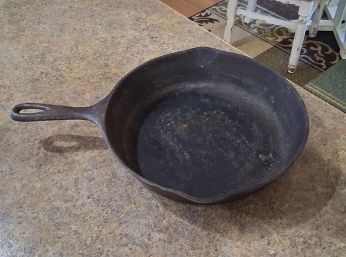 Vintage Wagner Ware cast iron 10 Inch Skillet.