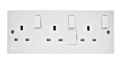 3 GANG DREIFACH 13AMP SICHERUNGS-SCHALTNETZ 13A STECKDOSE AUFPUTZDOSE