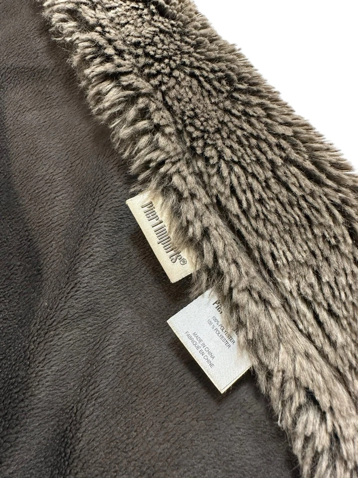 Manta Pier 1 Imports de piel sintética 60x50 en rayas marrón crema Foto 2 de 4