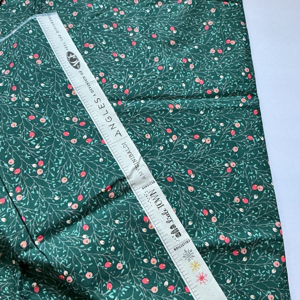 Telas de galería de arte Little Town Amy Sinibaldi tela de algodón Winterberry 35 pulgadas Foto 4 de 4