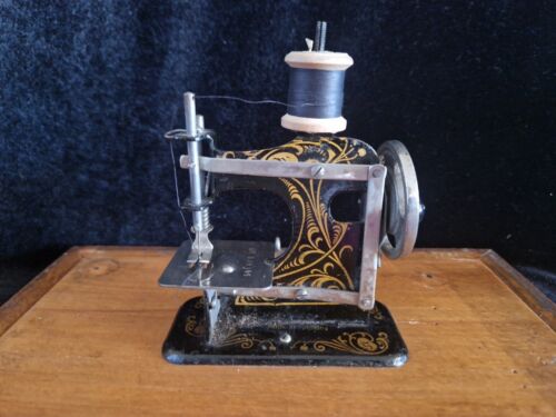 Adorable Cased German Children's Miniature / Toy Sewing Machine No. "394346" - Afbeelding 1 van 12