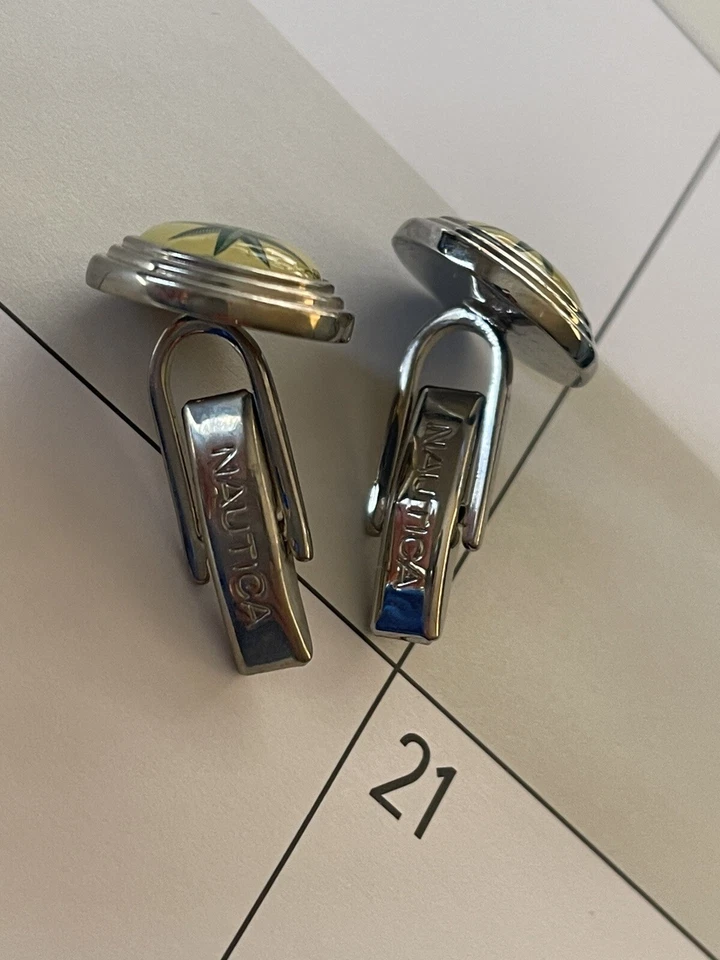 Gemelos Nautica tono plata redondo estriado frente hombre ¡Joyería! Foto 3 de 3