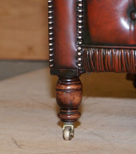 RESTORED VINTAGE OXBLOOD BORDEAUX LEATHER CHESTERFIELD CLUB SOFA ON TURNED LEGS - Picture 8 of 12