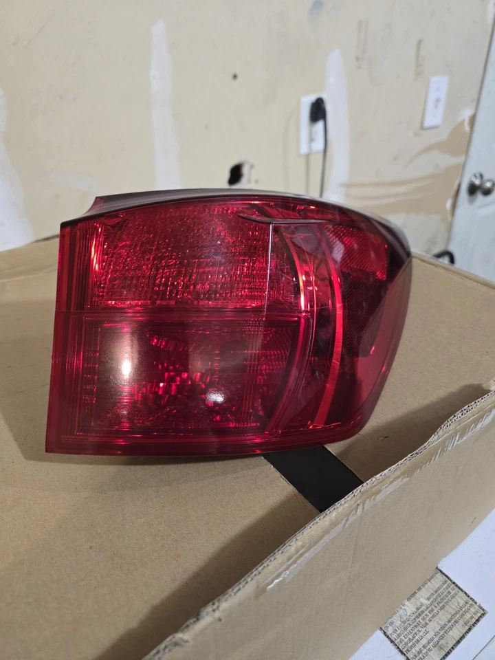 原始设备制造商尾灯 2006 - 2013 雷克萨斯 IS250/IS350/ISF 使用状况良好 9/10 — 第 3/4 张图片