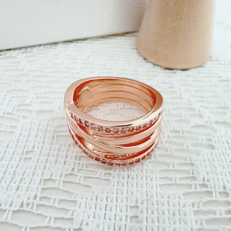 Anillo de banda de circonita cúbica entrelazada líneas pulidas oro rosa enchapado brillante EE. UU. 7,5 / Euro 56 Foto 3 de 4