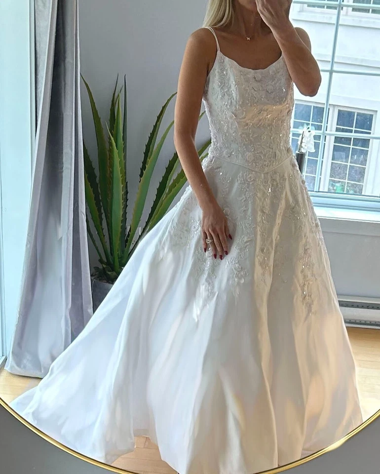 Cathedral wedding dress. Ball gown style. Pearl beaded with floral appliqué .M-L - Image 3 of 4