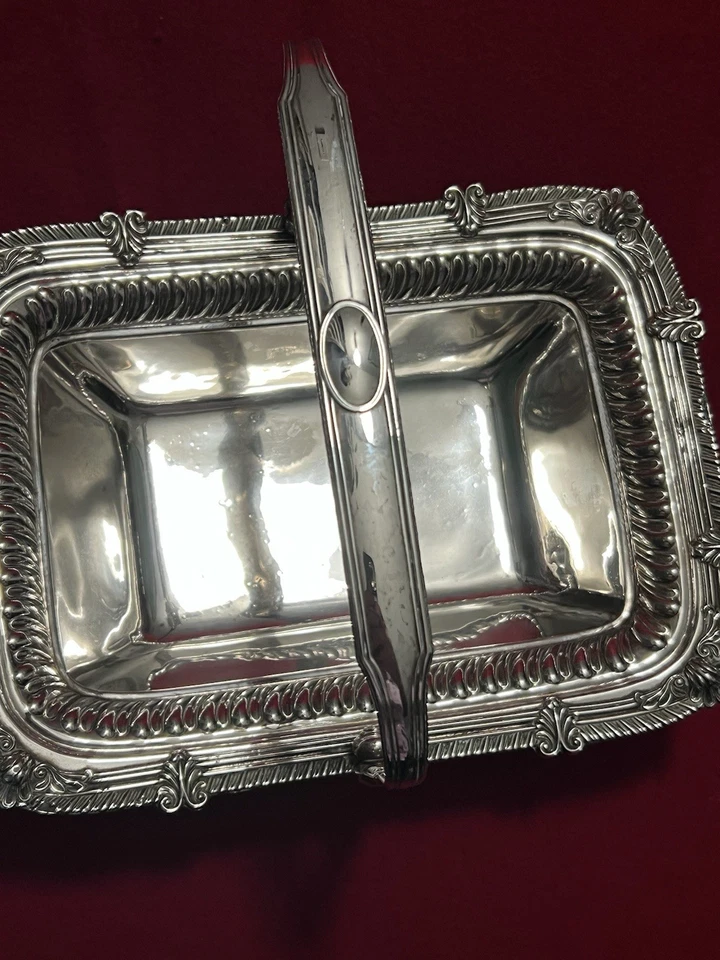 Cesta grande para pasteles George III Old Sheffield enchapada con mango con borde de carcasa C.1810s Foto 3 de 4