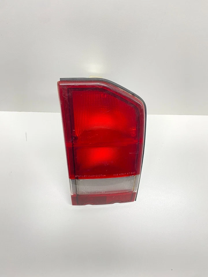 1990-1998 CHEVROLET GEO TRACKER REAR LEFT SIDE TAIL LIGHT LAMP OEM, 166-58440R - Image 2 of 4