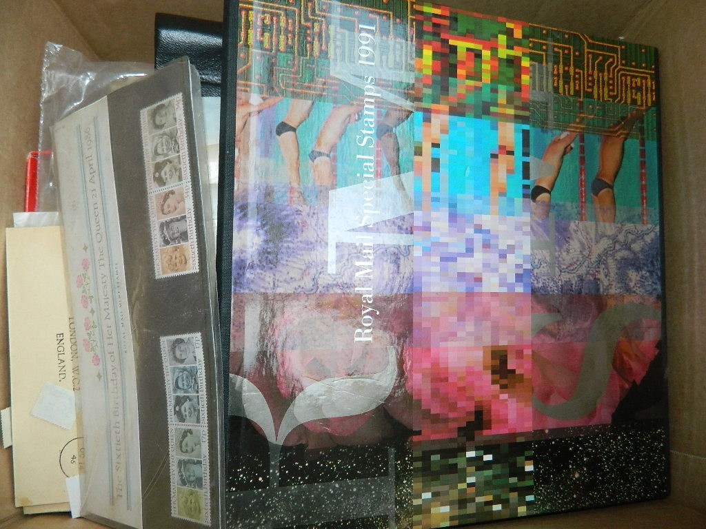 WORLD 7.7KG STAMPS ASSORTMENT IN LARGE BOX FESTIVE SORTER!