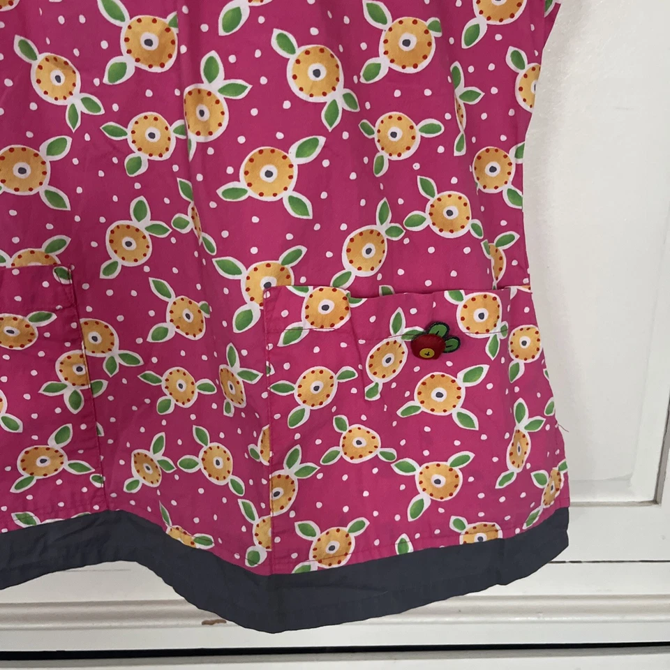 Camisa Médica Mary Engelbreit Rosa Amarillo Flores Mediana Enfermera Usada en Excelente Condición Foto 3 de 4