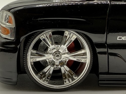 Jada Toys escala 1:24 Dub City 2002 GMC Yukon Denali Dub Shop coche diecast negro - Imagen 6 de 8