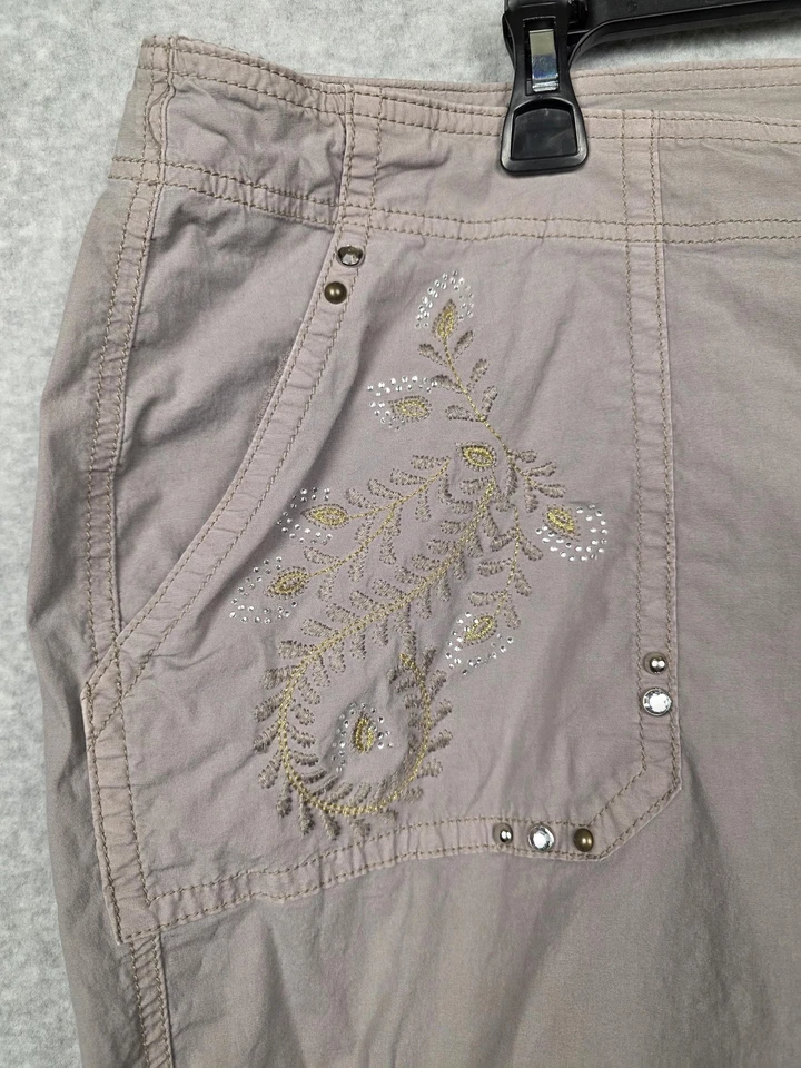 Pantalones capri INC International Concepts para mujer 20 W color topo cargo con tachuelas Foto 2 de 4