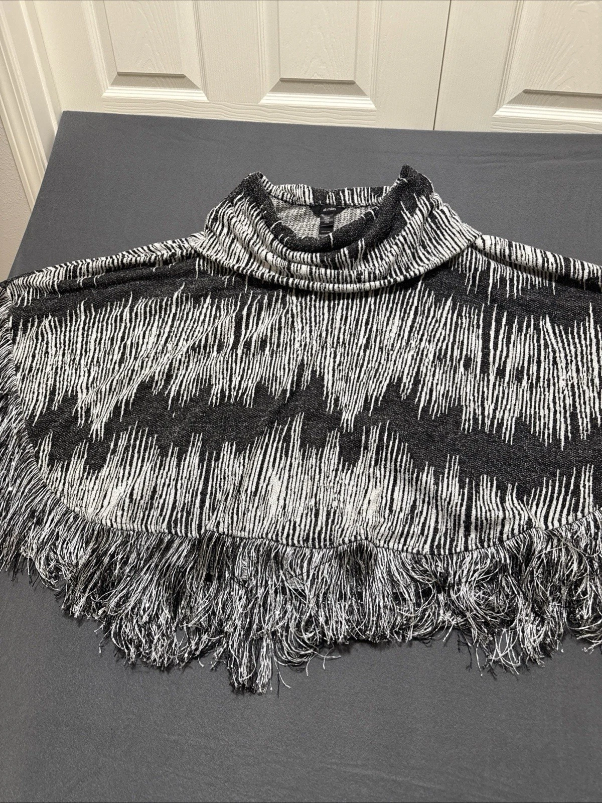 NWT Ali Miles Poncho Womens 2X 3X White Black Shimmer Metallic Fringe Art Cowl