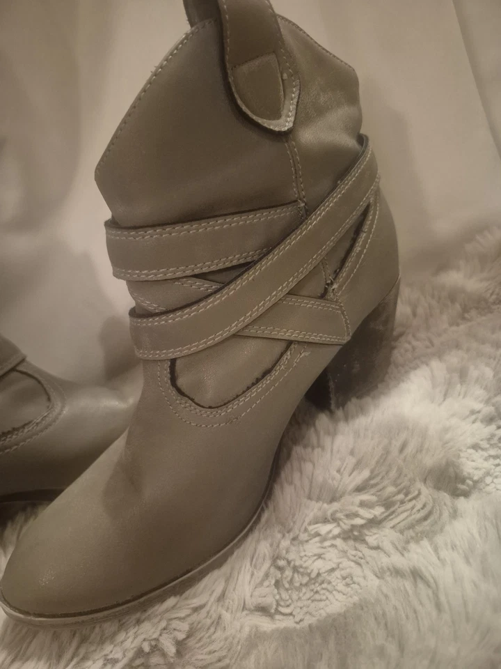 Rocket Dog Women’s Ankle Boots 9.5 Taupe Faux Leather Strap Western Booties - Image 2 of 4