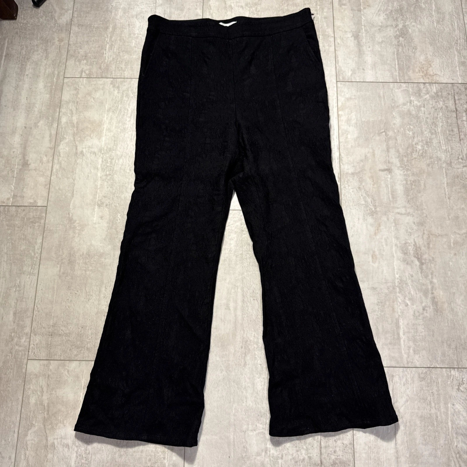 Leith Women M Black Textured Cropped Stretch Slip On side Zip capri Pants