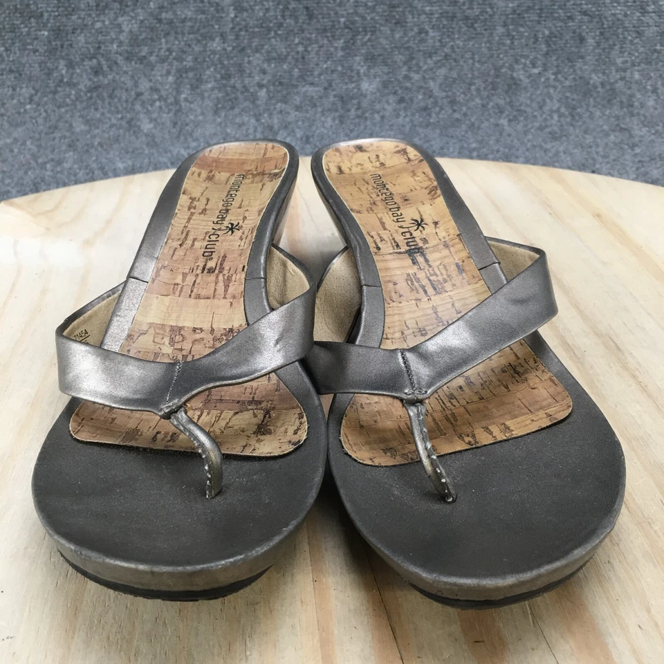 Sandalias Montego Bay Club para mujer 7,5 informales sin cordones tanga dorada imitación cuero cuña Foto 4 de 4